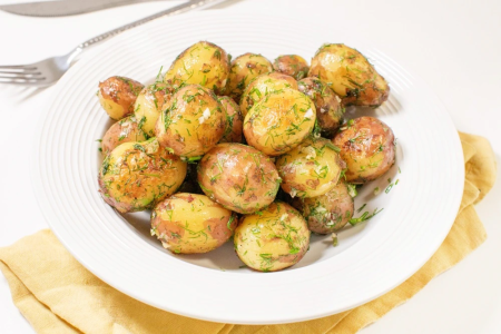 Молодая картошка с укропом на сковороде