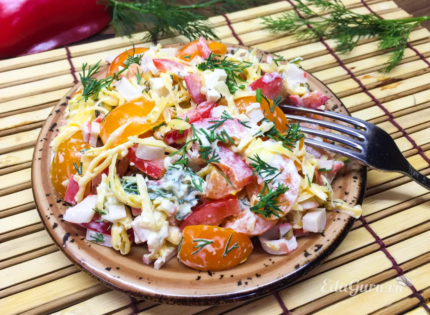 Крабовый салат с черри и сыром