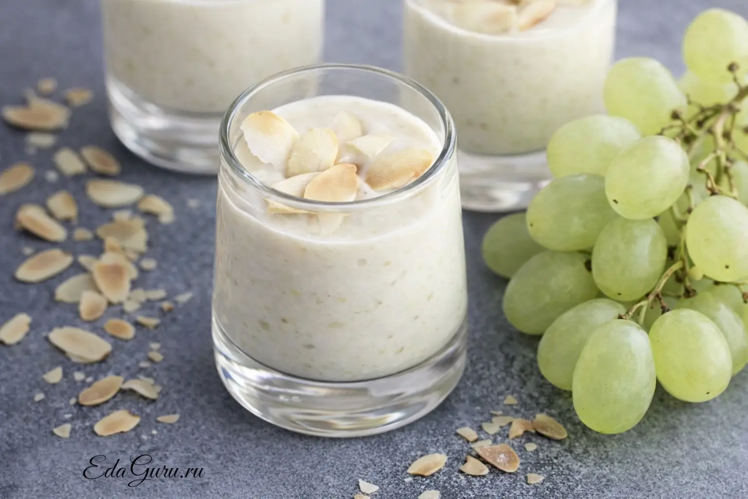 Гаспачо с виноградом и миндалем