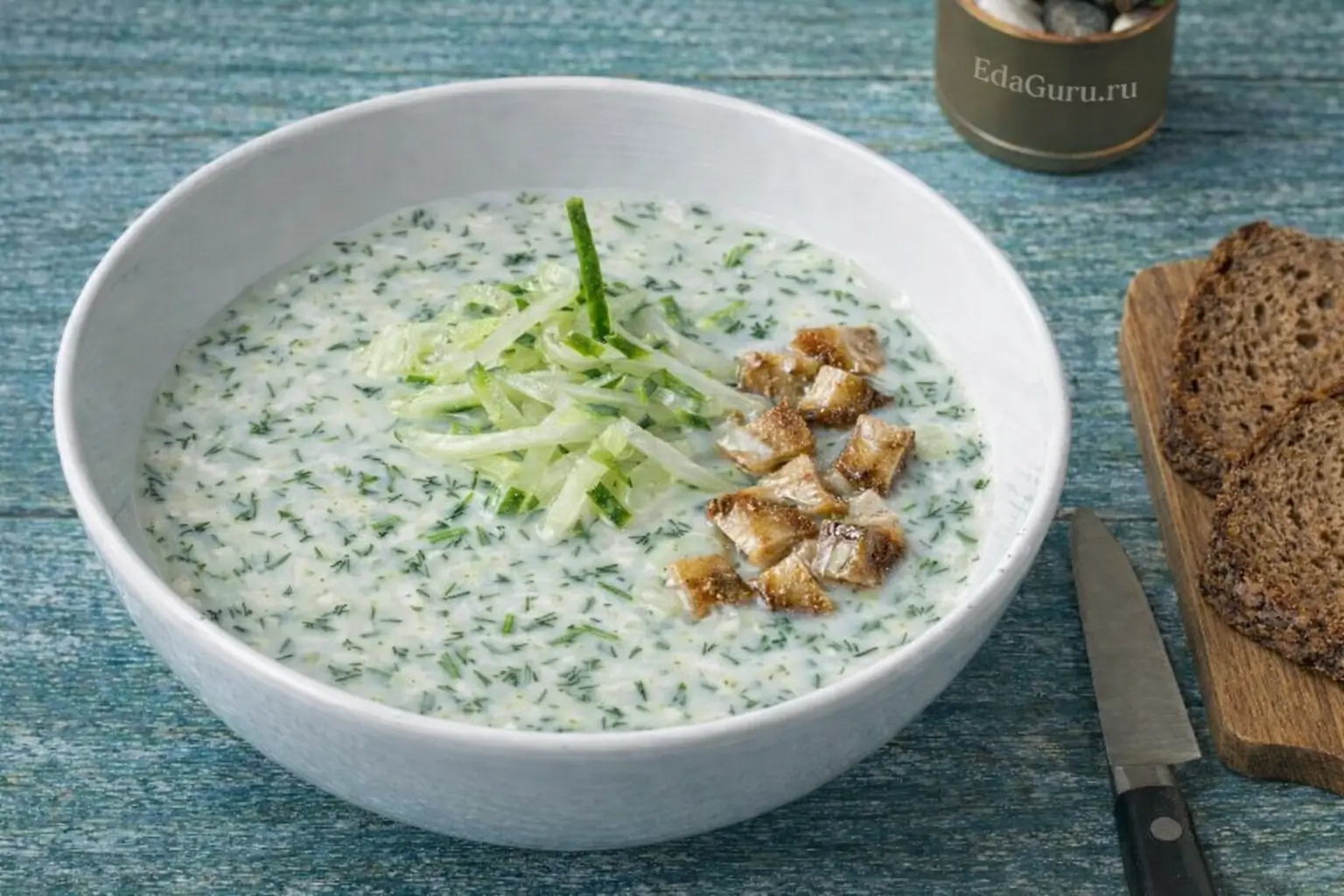 Холодный огуречный суп с копченой салакой