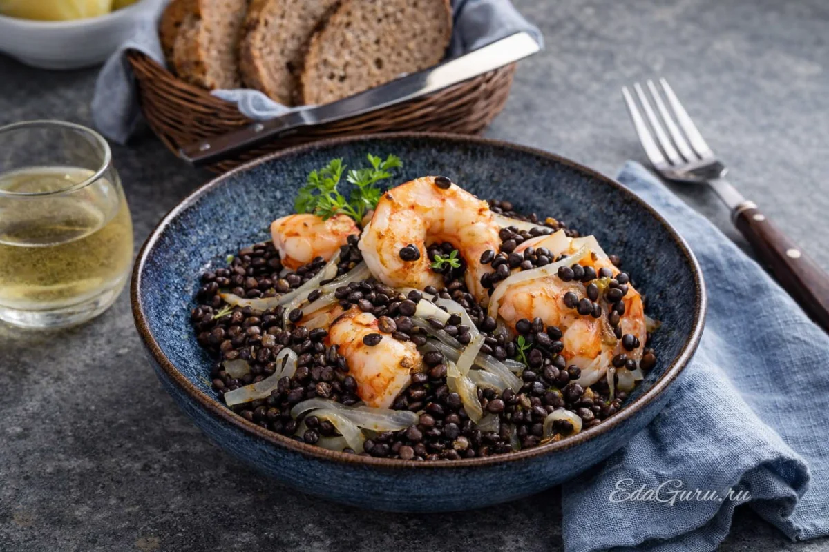 Каталонский салат с креветками и черной чечевицей
