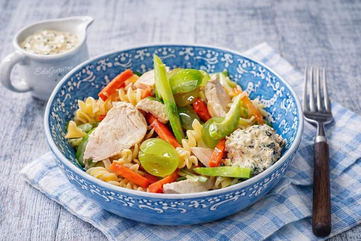 Салат с курицей и макаронами