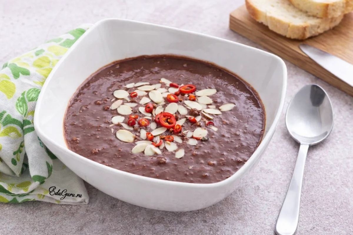 Шоколадный суп с перцем чили и соленым миндалем