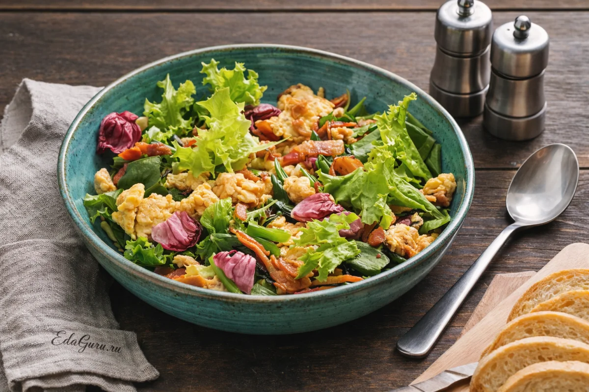 Теплый салат с беконом и яйцом