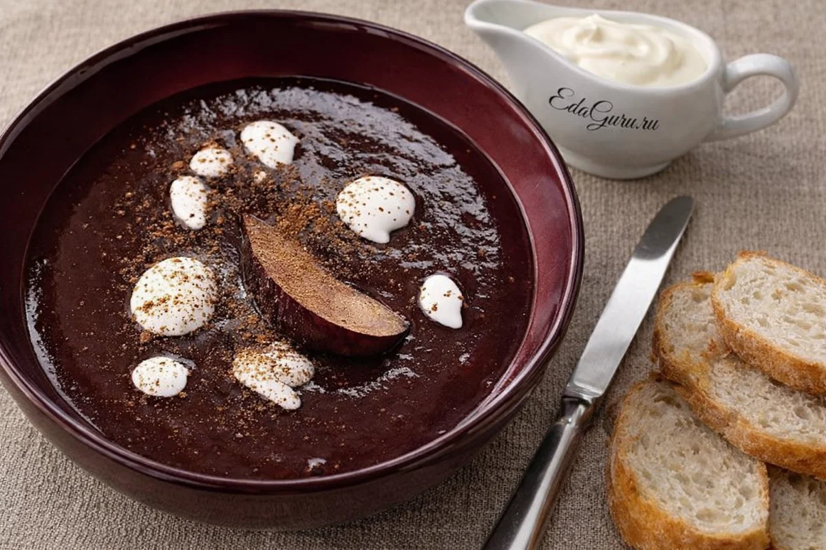 Сливовый суп с вином и корицей