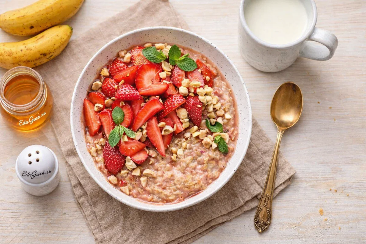 Овсяная каша с ягодами и фундуком