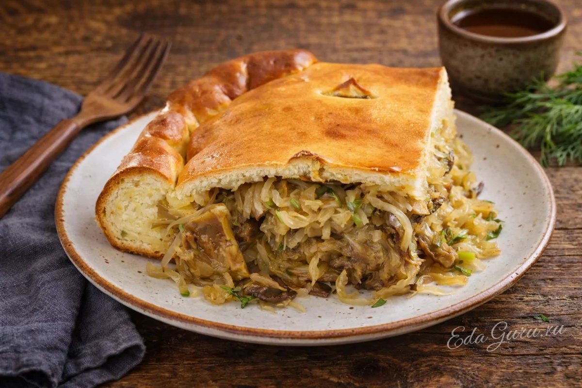 Постный пирог с квашеной капустой и грибами